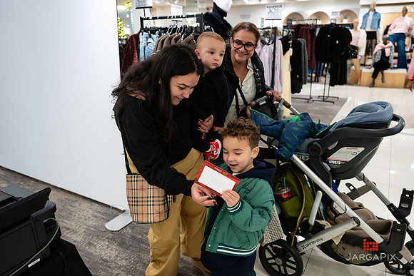 Soho_Macy's_Holiday_Activiation_2025_Roosevelt_Field-046