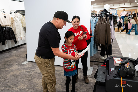 Soho_Macy's_Holiday_Activiation_2025_Roosevelt_Field-113