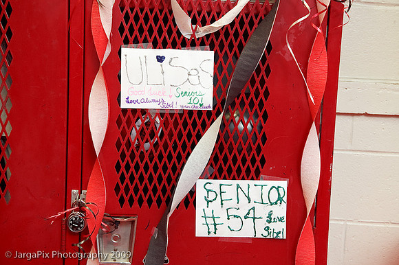 CPHS_Cheerleaders_Lockerroom_Decoration_2009-006.jpg