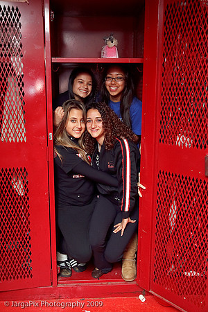 CPHS_Cheerleaders_Lockerroom_Decoration_2009-046.jpg