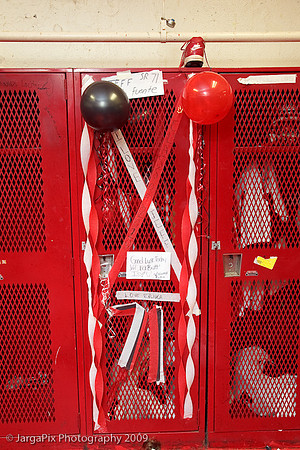 CPHS_Cheerleaders_Lockerroom_Decoration_2009-001.jpg