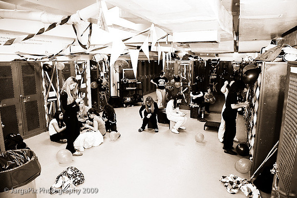 CPHS_Cheerleaders_Lockerroom_Decoration_2009-045.jpg