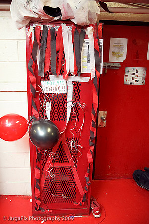 CPHS_Cheerleaders_Lockerroom_Decoration_2009-008.jpg