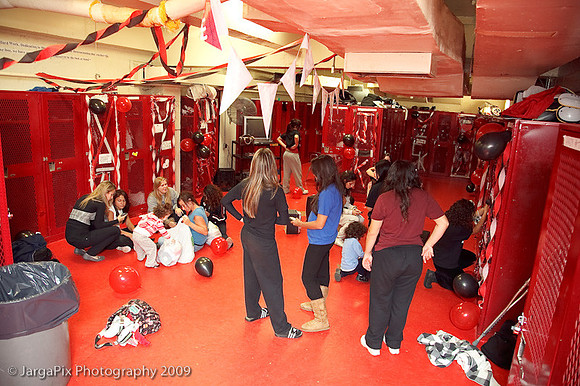 CPHS_Cheerleaders_Lockerroom_Decoration_2009-043.jpg