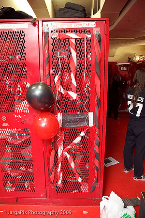 CPHS_Cheerleaders_Lockerroom_Decoration_2009-010.jpg