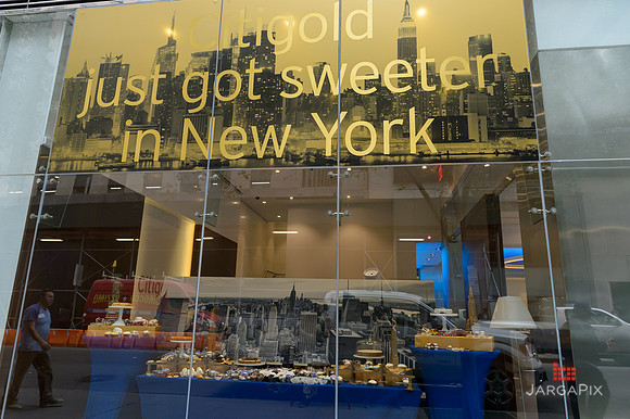 Soho_Exp_Citi_666_Window_Installation_10-19-2015-005