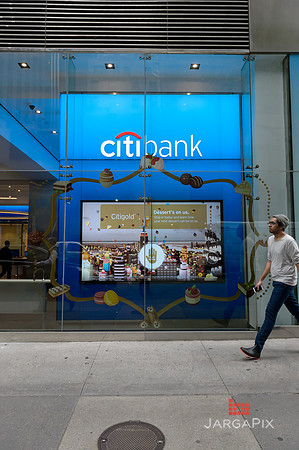Soho_Exp_Citi_666_Window_Installation_10-19-2015-013
