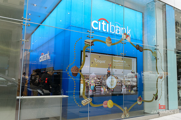 Soho_Exp_Citi_666_Window_Installation_10-19-2015-026