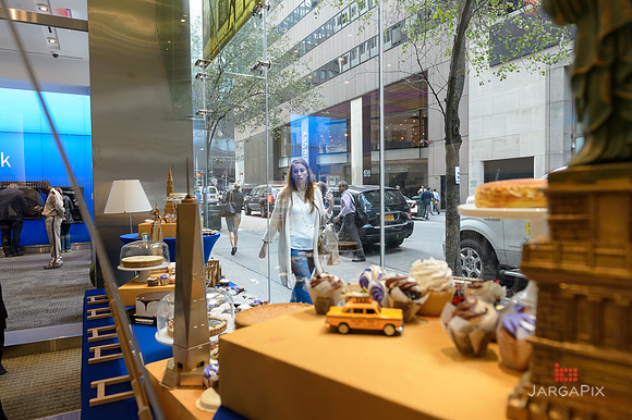 Soho_Exp_Citi_666_Window_Installation_10-19-2015-072