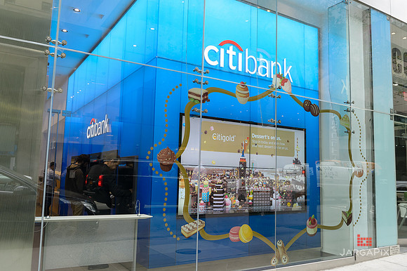 Soho_Exp_Citi_666_Window_Installation_10-19-2015-025