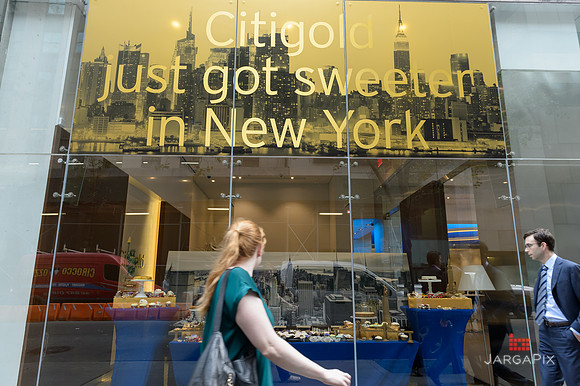 Soho_Exp_Citi_666_Window_Installation_10-19-2015-056