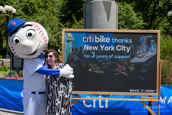 Soho_CitiBike_Installation_Union_Square_Spring_2016-0218