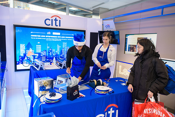 Soho_Citi_USQ_Gift Wrapping_2019_Activation-021