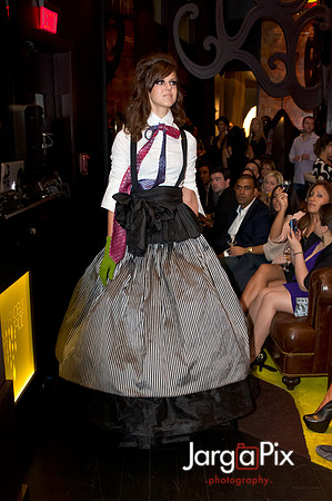 Flaunt_Seesion{s}_Chandelier_Room_2011-134