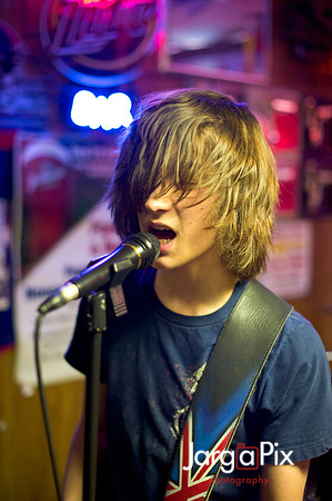 Odd_Man_In_Pauls_Bar-179