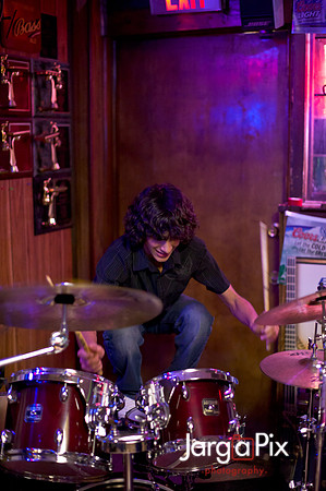 Odd_Man_In_Pauls_Bar-418